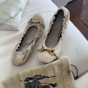 Burberry size 9 cream leather stretch flat